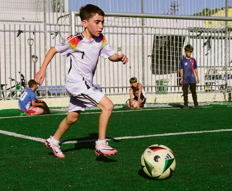 רג'ואן ספדי במגרש הכדורגל במג'דל שמס. גם אם קבוצתו תפסיד, הוא כבר ניצח (צילום: אפי שריר) yk14396267