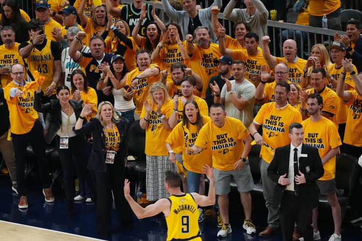 שורה סטטיסטית שלא נראה בסדרת גמר. מקונל מקבל אהבה מהקהל (צילום: ylan Buell/Getty Images) מקונל