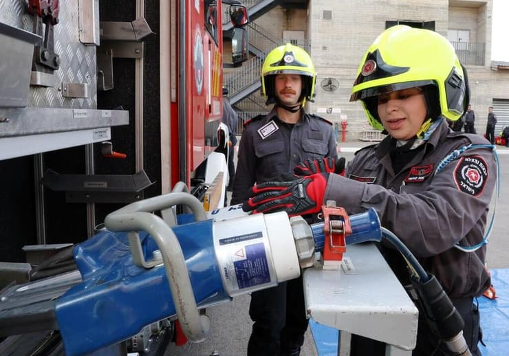  מהדיה בדר, צעירה מוסלמית תומכת לחימה בתחנת כבאות והצלה מהדיה בדר כבאית מוסלמית