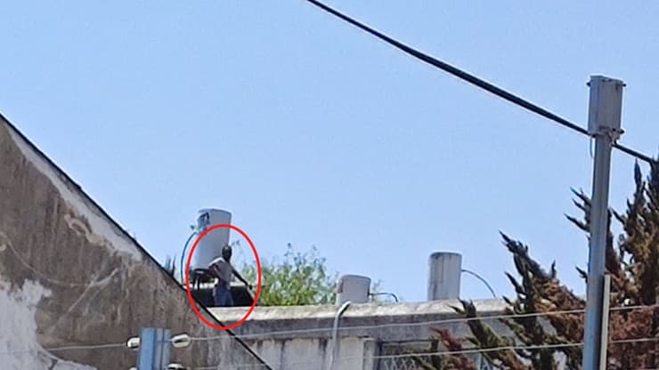 בן רצח את אמו ומתבצר על גג בניין ברחובות