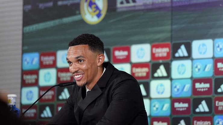 אלכסנדר-ארנולד במסיבת העיתונאים החגיגית (צילום: REUTERS/Ana Beltran) אלכסנדר-ארנולד במסיבת העיתונאים החגיגית