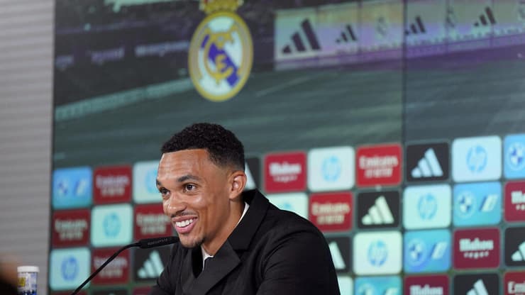 אלכסנדר-ארנולד במסיבת העיתונאים החגיגית (צילום: REUTERS/Ana Beltran) אלכסנדר-ארנולד במסיבת העיתונאים החגיגית