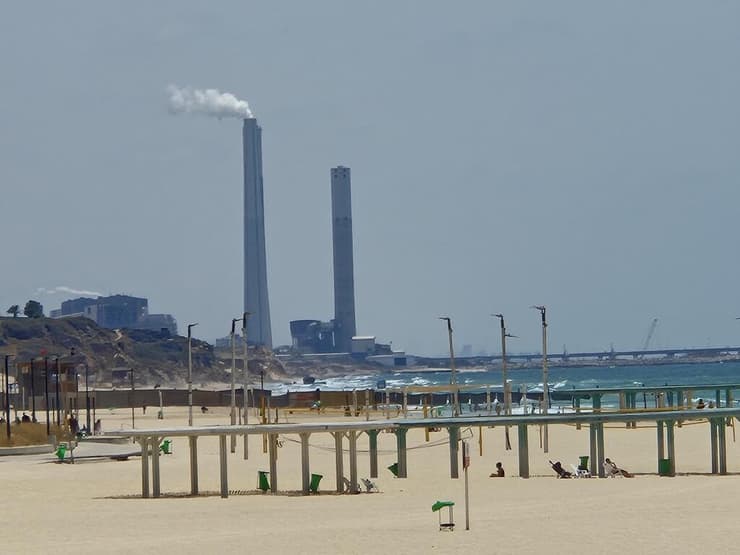 הארובות של תחנת הכוח אשקלון - ועזה מאחור