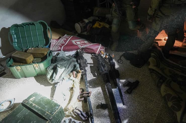 נשק ואמצעי לחימה שנתפסו (צילום: דובר צה"ל) פעילות לילית של חטיבת ׳אלכסנדרוני׳ (3) בבית ג׳ן שבסוריה