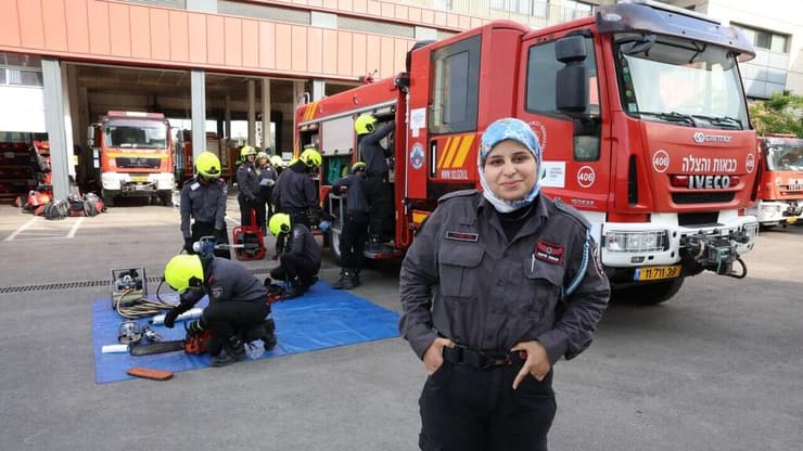  מהדיה בדר, צעירה מוסלמית תומכת לחימה בתחנת כבאות והצלה מהדיה בדר כבאית מוסלמית