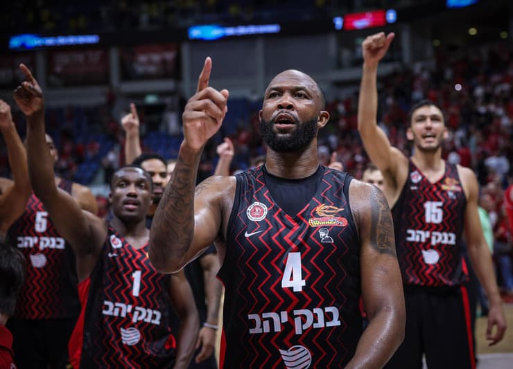 עדיין בחיים. ג'ונסון ושחקני ירושלים (צילום: עוז מועלם) שחקני הפועל ירושלים חוגגים