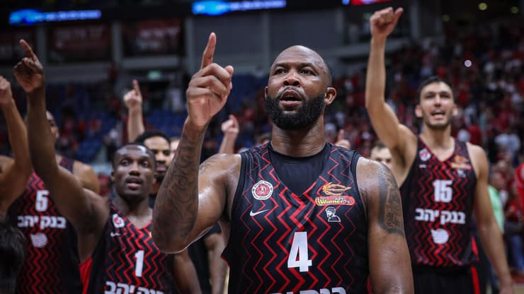 שחקני הפועל ירושלים חוגגים בסיום (צילום: עוז מועלם) שחקני הפועל ירושלים חוגגים