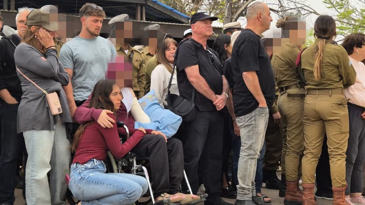 סגן א', קצין ביחידת יהל"ם שאיבד את ידו בעזה וממשיך לנגן בפסנתר, בהלוויה של יהלי ז"ל