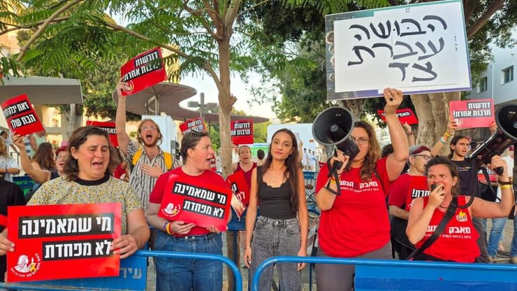 טאיסיה זמולוצקי בהפגנה מול הקהל מחוץ להופעת אייל גולן בבלומפילד
