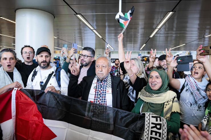 פעילים לשבירת המצור על עזה לפני המראתם מ אמסטרדם ל קהיר מצרים