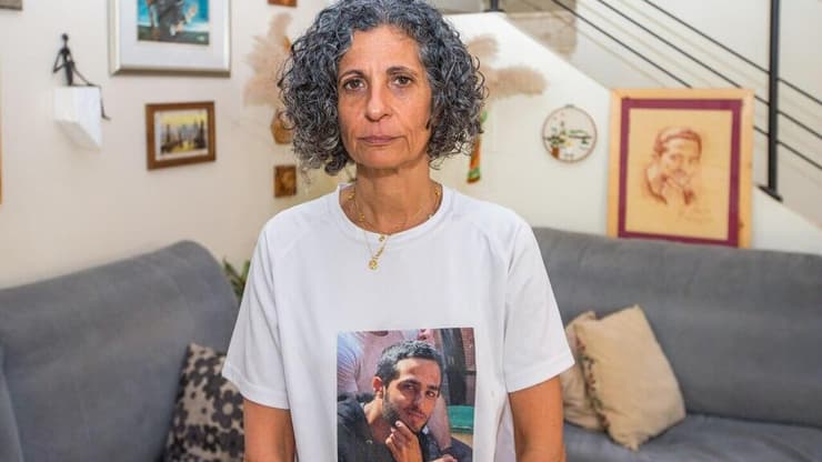 ויקי כהן. "אם נמרוד לא ייכנס לרשימה כי הוא חייל, אז מתי הוא יחזור?" (צילום: עידו ארז ) ויקי כהן, אימו של החייל החטוף נמרוד כהן