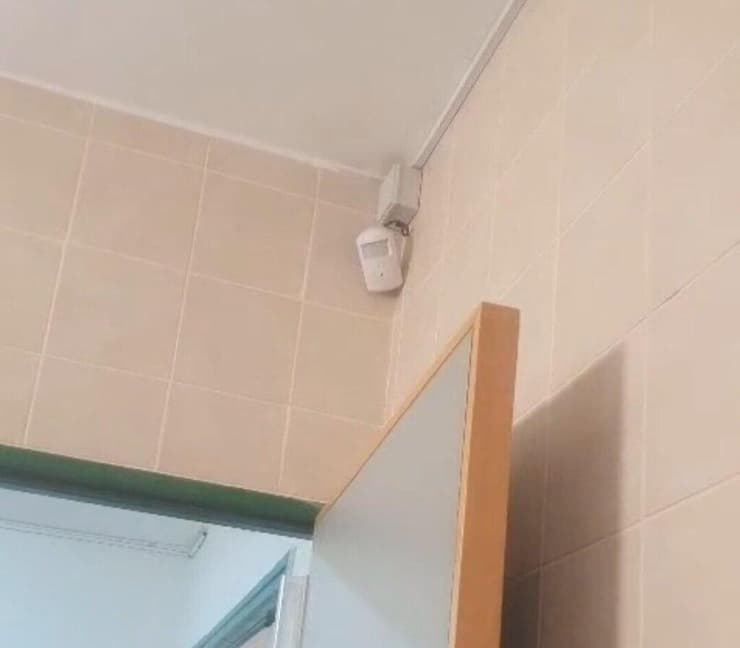 מצלמה נסתרת בשירותים בבית הספר ע"ש וילקומיץ בראש פינה