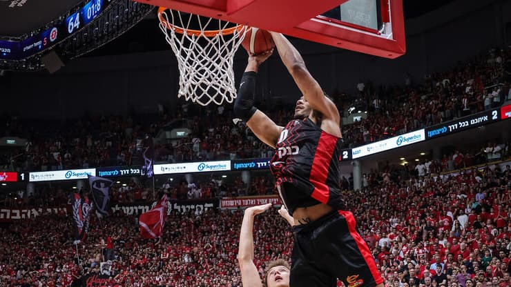 מעל יוקובאיטיס. סמית' עם הסל שהוביל להארכה (צילום: עוז מועלם) שחקן הפועל ירושלים ג'סטין סמית'