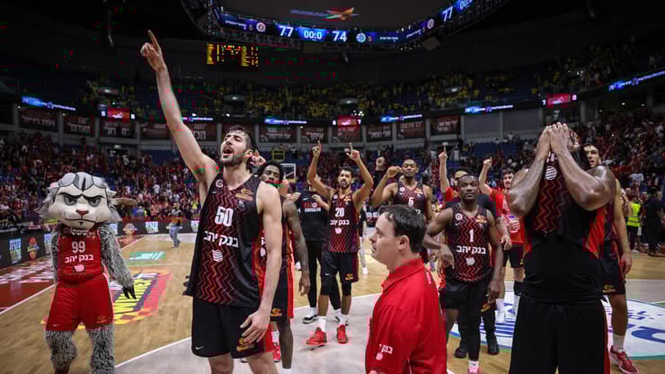 ניצחון גדול בתום דרמה אדירה. שחקני הפועל ירושלים חוגגים (צילום: עוז מועלם) שחקני הפועל ירושלים חוגגים