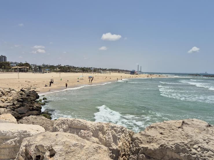 חוף דלילה. ברקע: ארובות תחנת הכוח 