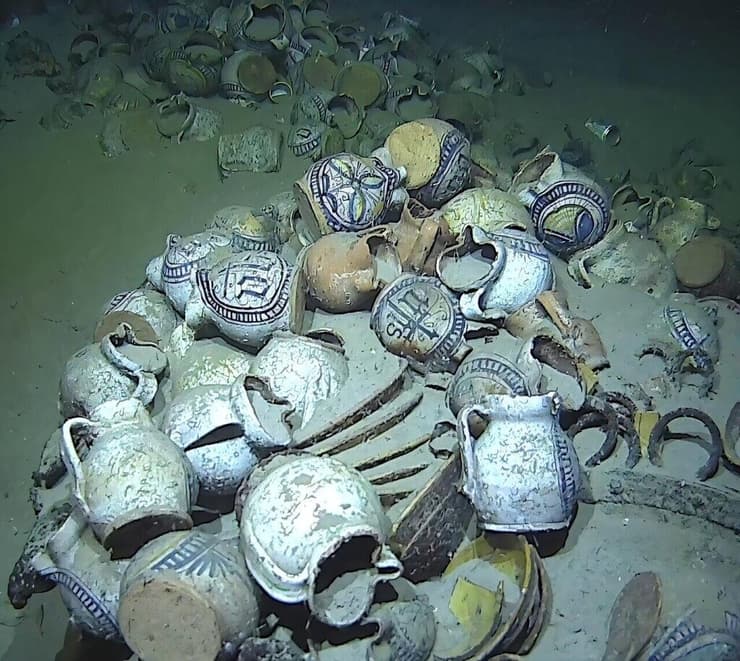 כדי החרס באתר "קמאראט 4", מול חופי דרום-מזרח צרפת, עליהם הופיעו האותיות "IHS" - שלוש האותיות הראשונות של שמו היווני של ישו