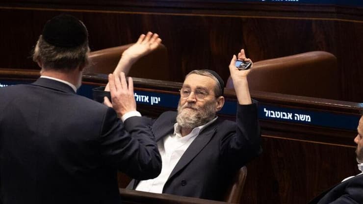 גפני. נתניהו סיפר לו על התקיפה באיראן - כדי שיצביע נגד פיזור הכנסת (צילום: אלכס קולומויסקי) הצבעות להצעת חוק פיזור הכנסת במליאה