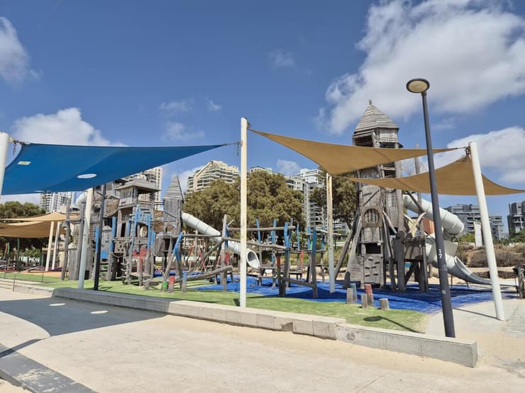 גן שעשועים סמוך לחוף