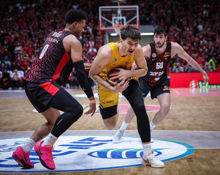 היה הכי טוב על הפרקט במחצית הראשונה. רומן סורקין (צילום: עוז מועלם) הפועל ירושלים מכבי ת"א רומן סורקין