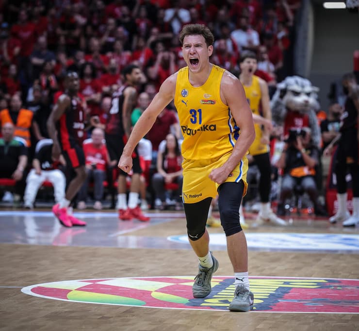 כבר חשב שהוא סידר למכבי ת"א ניצחון. יוקובאיטיס חוגג לאחר הסל שקלע לקראת סיום הזמן החוקי (צילום: עוז מועלם) הפועל ירושלים מכבי ת"א משחק מספר 2 יוקובאיטיס