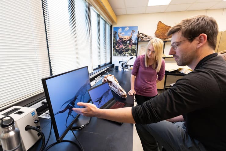 ג'ארד ווריס וד"ר דארלה זלניצקי, שגילו את ח'אנחולו מונגוליאנסיס, אב קדמון של הטי-רקס האייקוני