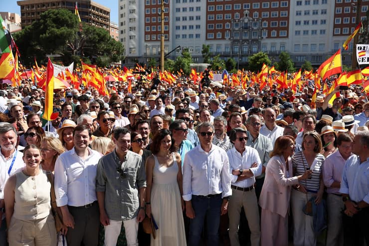 ספרד הפגנה מדריד נגד ראש הממשלה פדרו סנצ'ס שלט בוגד