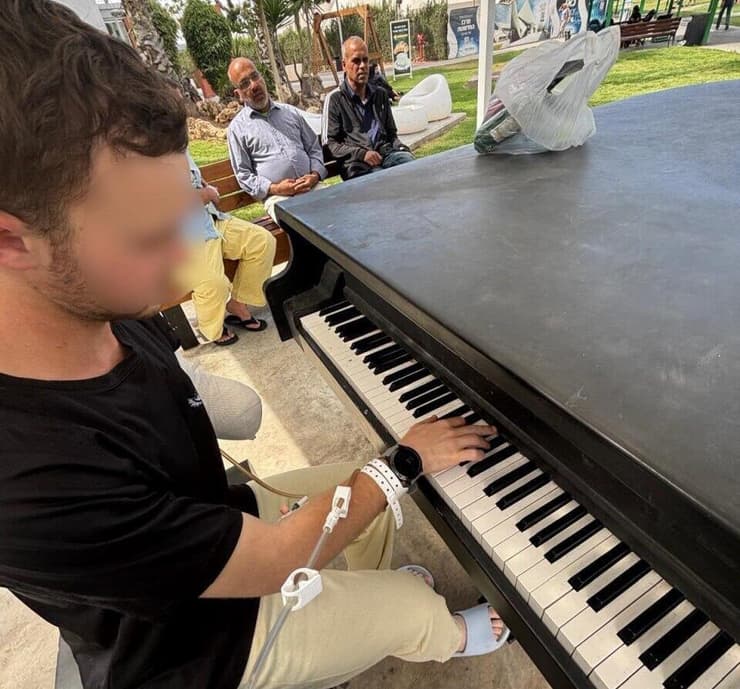 סגן א', קצין ביחידת יהל"ם שאיבד את ידו בעזה וממשיך לנגן בפסנתר