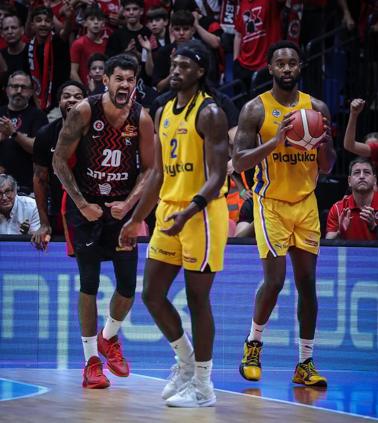 מורגן חוגג, רנדולף וקלארק בהלם (צילום: עוז מועלם) הפועל ירושלים ג'רמי מורגן מכבי ת"א משחק מספר 2