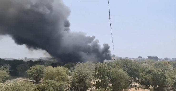 עשן מיתמר אחרי התרסקות מטוס ב הודו נמל תעופה אחמדאבאד