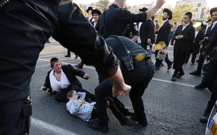 עימותים בין שוטרים למפגינים נגד גיוס חרדים 