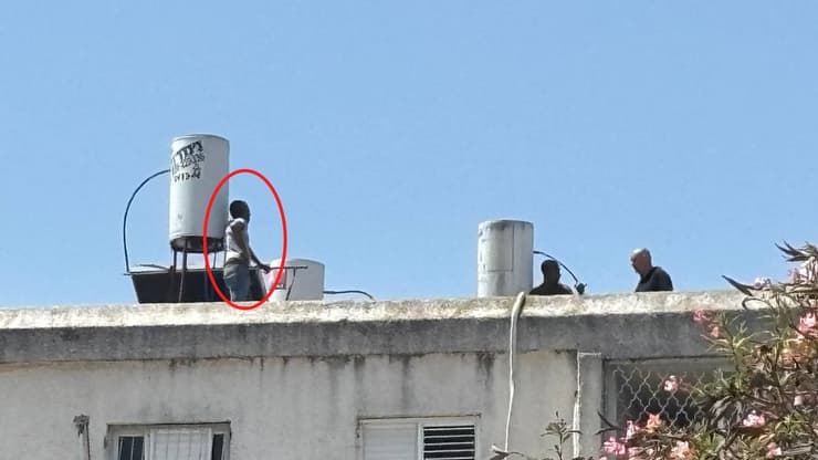 בן רצח את אמו ומתבצר על גג בניין ברחובות