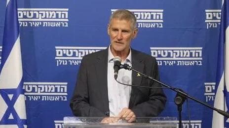 גולן בהצהרה, הצהריים. "נתניהו הוכיח שאין לו שום בעיה להקריב את ביטחון ישראל" (צילום: מפלגת הדמוקרטים) יאיר גולן בהצהרה לתקשורת