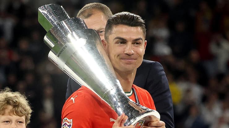 שחקן נבחרת פורטוגל כריסטיאנו רונאלדו עם גביע ליגת האומות