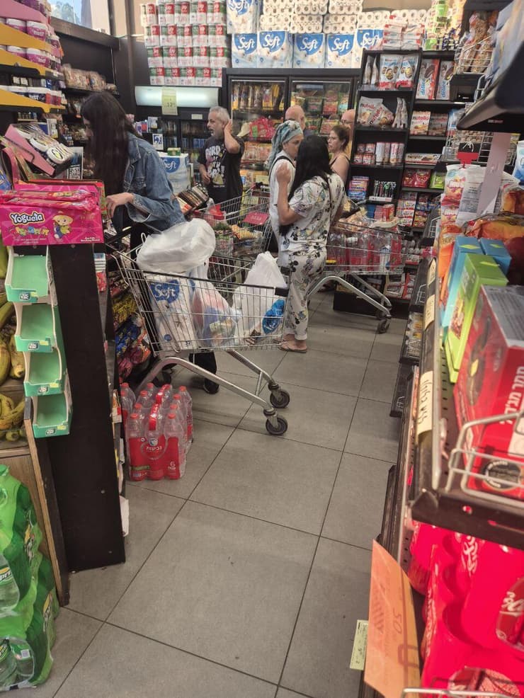 תורים בסופרים לאחר התקיפה באיראן 