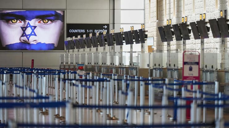 השמיים סגורים, אך לא לכולם. נתב"ג שומם (צילום: AP/Ariel Schalit) נתב"ג