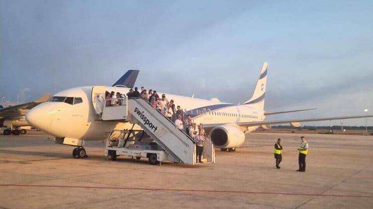ישראלים מתפללים על מטוס שנחת נחיתת חירום בפאפוס