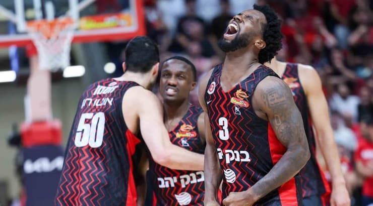 שחקני הפועל ירושלים חוגגים בסיום