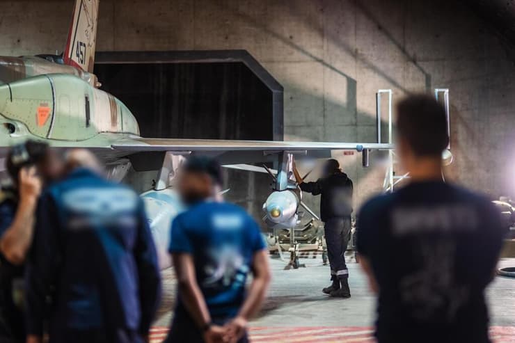 הכנת צוותי האוויר והצוותים הטכניים לקראת התקיפה