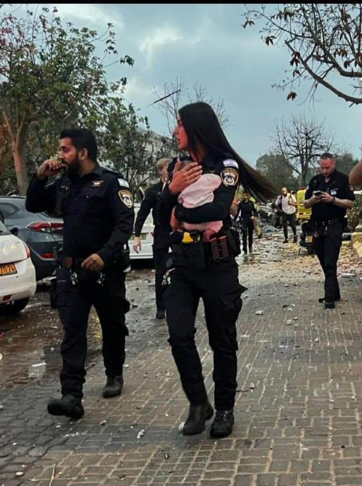 חילוץ תינוקת מזירת הפגיעה הישירה במרכז