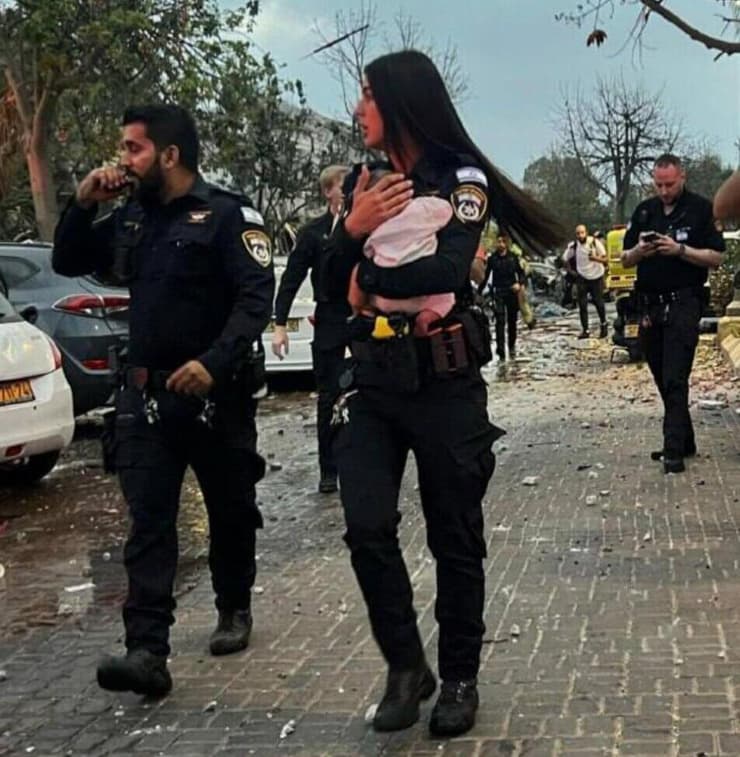השוטרת אביב עם התינוקת שחולצה מההריסות (צילום: דביר מור) חילוץ תינוקת מזירת הפגיעה הישירה במרכז
