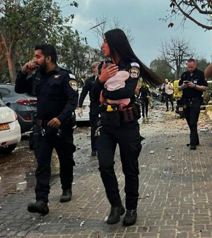 חילוץ תינוקת מזירת הפגיעה הישירה במרכז