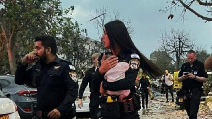 חילוץ תינוקת מזירת הפגיעה הישירה במרכז