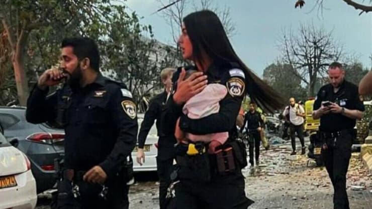 חילוץ תינוקת מזירת הפגיעה הישירה במרכז