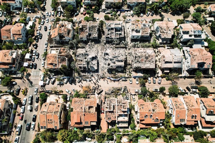 נזקי הפגיעה הישירה בראשון לציון, אתמול. "גם ההרוגים קיבלו זמן התרעה של כדקה וחצי" (צילום: REUTERS/Ammar Awad) נזקי הפגיעה הישירה בראשון לציון