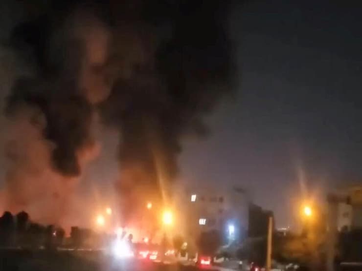 עשן עולה מנמל התעופה מהראבאד (צילום: Social Media/via REUTERS) תקיפות צה"ל באיראן