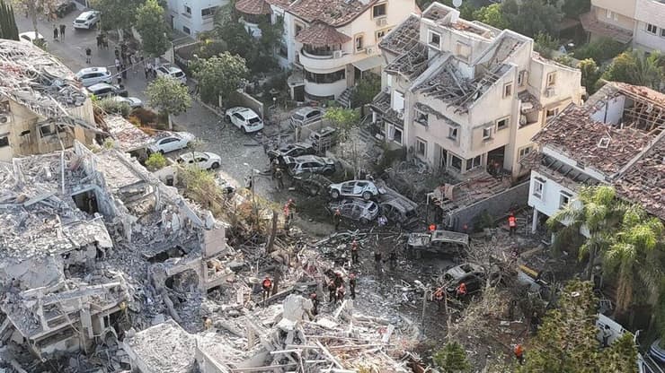 בתים ומכוניות נהרסו (צילום: דוברות עיריית ראשון לציון ויחידת הרחפנים של החברה לביטחון וסדר ציבורי) ההריסות בראשון לציון לאחר הפגיעה הישירה