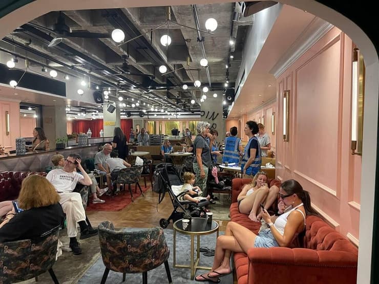 מפונים במלון בראון שבתיהם נפגעו מנפילת הטיל האיראני בתל אביב