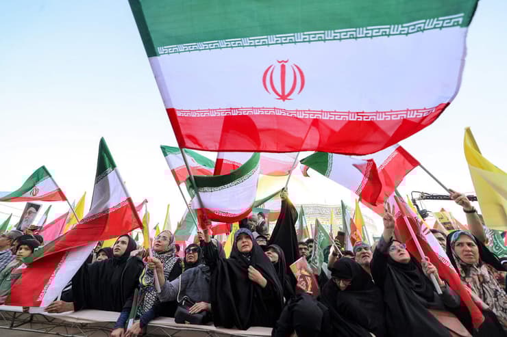 חגיגות תמיכה במשטר באיראן