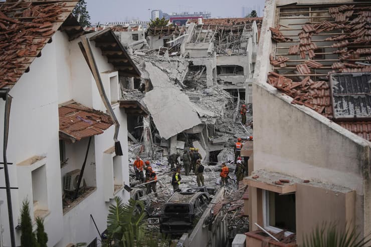ראשון לציון, הבוקר (צילום: AP Photo/Ohad Zwigenberg) פגיעה ישיר במרכז