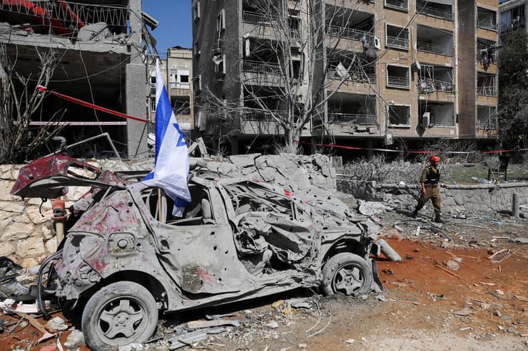 "ראיתי בלון גז, פחדתי שהכול יתלקח". ההרס ברמת גן (צילום: REUTERS/Ronen Zvulun) פגיעה ישירה במרכז